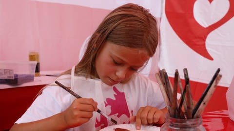 Mädchen malt  (Foto: Herzenssache)