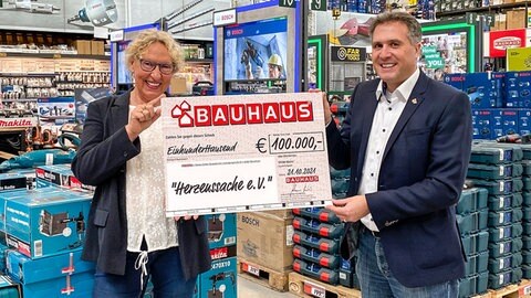 Scheckübergabe von Bauhaus an Herzenssache (Foto: Bauhaus AG) Scheckübergabe von Bauhaus an Herzenssache