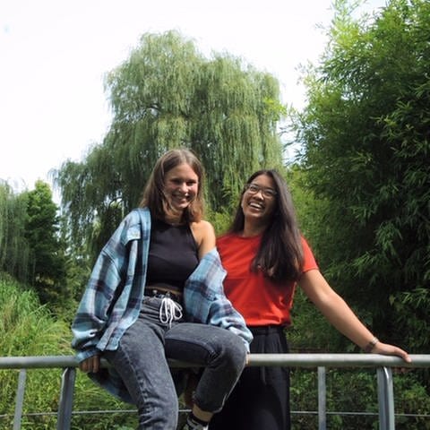 Mentorin Angelique und Emma stehen gemeinsam auf einer Brücke (Foto: Herzenssache)