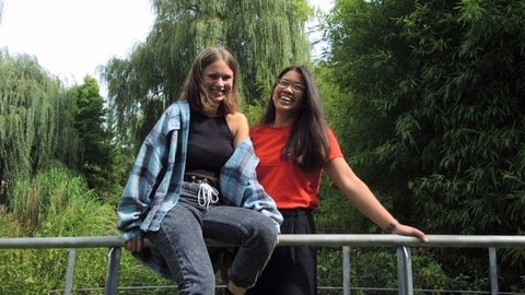 Foto: Herzenssache Mentorin Angelique und Emma stehen gemeinsam auf einer Brücke (Foto: Herzenssache)