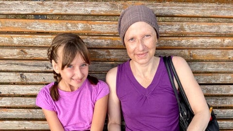 Foto: Herzenssache Tanja und Sophie auf einer Bank (Foto: Herzenssache)
