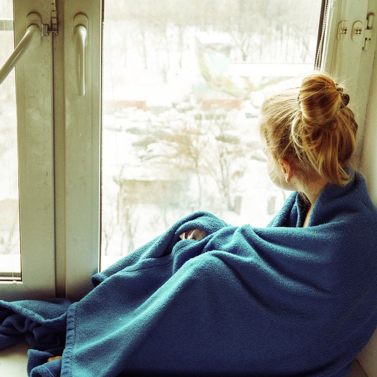 Kinder sitzen auf einer Fensterbank (Foto: Unsplash / Vitolda Klein)
