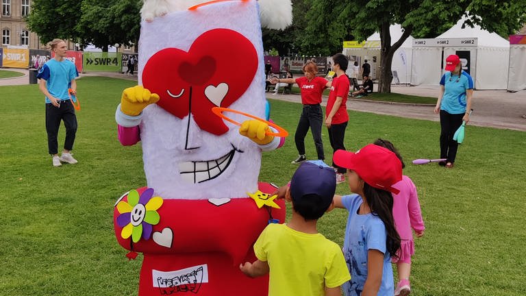 Hearty mit Kindern auf dem Sommerfestival (Foto: Herzenssache)