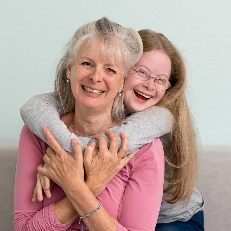 Rosalie mit ihrer Mutter (Foto: Herzenssache)