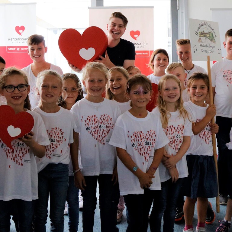 Vincent Gross mit Kinderchor (Foto: Herzenssache)