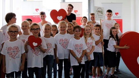 Vincent Gross mit Kinderchor (Foto: Herzenssache)