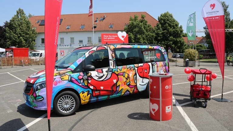 Foto: Herzenssache Herzenssache-Bus auf dem SWR Sommerfestival in Speyer (Foto: Herzenssache)