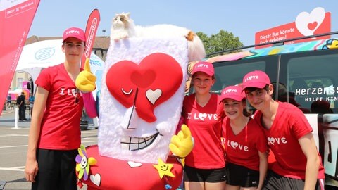 Foto: Herzenssache Die Kids von Zirkus Bellissima mit Hearty (Foto: Herzenssache)