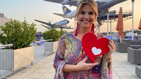Foto: Herzenssache Beatrice Egli mit Herzenssache-Herz (Foto: Herzenssache)