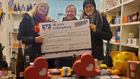 Foto: Herzenssache e.V. Scheckübergabe von Weihnachtsmann & Co 2022 (Foto: Herzenssache e.V.)
