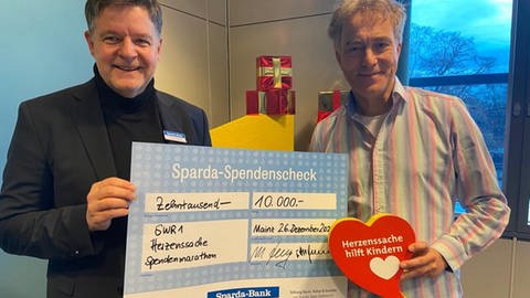 Andreas Manthe (Sparda-Bank) überreicht Spendenscheck (Foto: SWR)