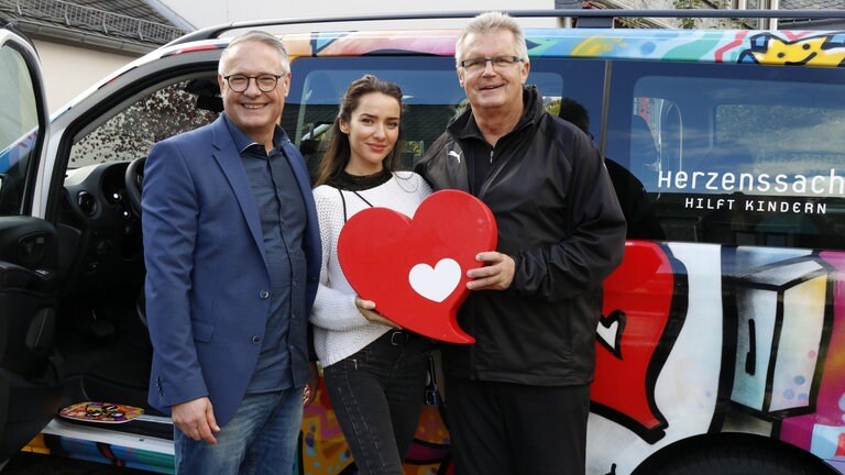 Foto: Herzenssache Emilija Wellrock und Sparda-Bank Vorsitzender Manfred Stang bei der Übergabe des Herzenssache-Busses (Foto: Herzenssache)