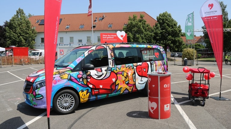 Herzenssache-Bus auf dem SWR Sommerfestival in Speyer (Foto: Herzenssache) Herzenssache-Bus auf dem SWR Sommerfestival in Speyer