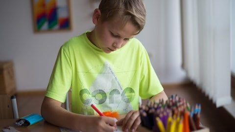 Iosua in der Kreativwerkstatt Simmern (Foto: Herzenssache) Iosua in der Kreativwerkstatt Simmern