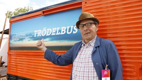 Begge Peder vor Trödelbus (Foto: Herzenssache) Begge Peder vor Trödelbus