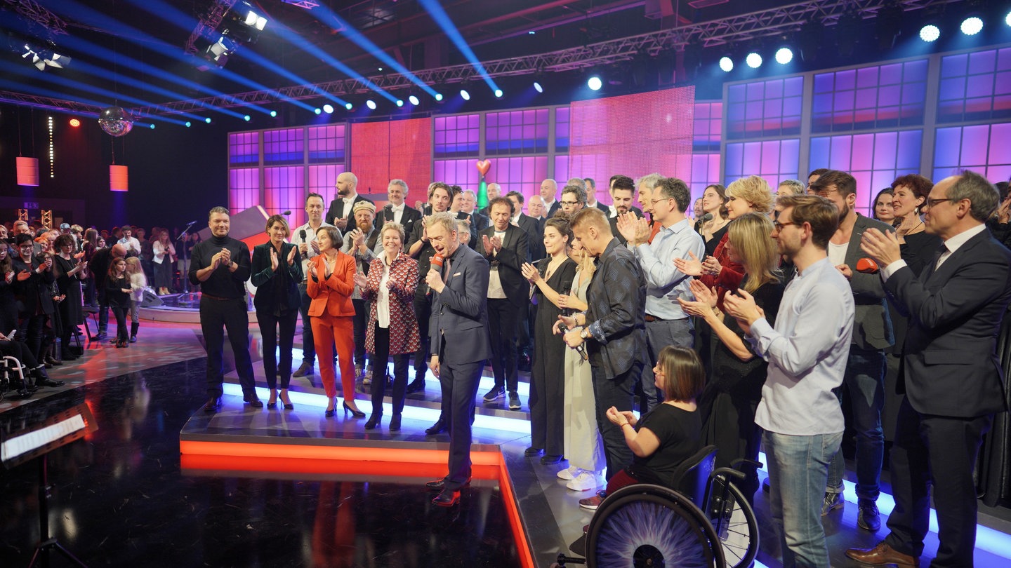 Das ganze Team hinter der Show auf der Bühne