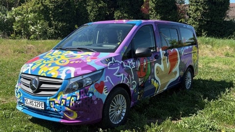 Bunter Herzenssache-Bus auf einer Wiese