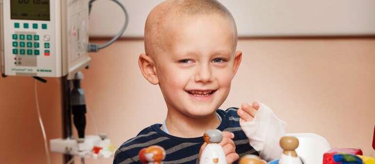 Krebskranker Junge lacht in die Kamera (Foto: Förderverein für Tumor- und Leukämiekranke Kinder e.V. Mainz, Carsten Costard)