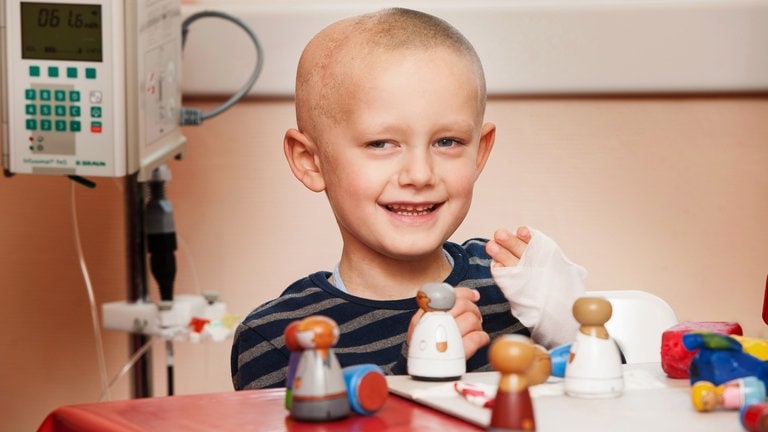Krebskranker Junge lacht in die Kamera (Foto: Förderverein für Tumor- und Leukämiekranke Kinder e.V. Mainz, Carsten Costard)