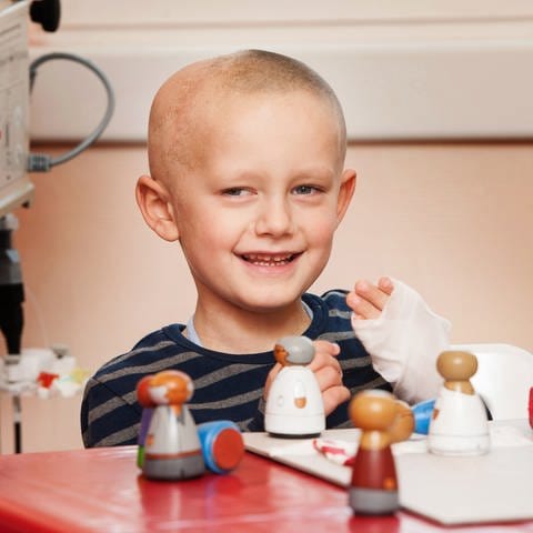 Krebskranker Junge lacht in die Kamera (Foto: Förderverein für Tumor- und Leukämiekranke Kinder e.V. Mainz, Carsten Costard)