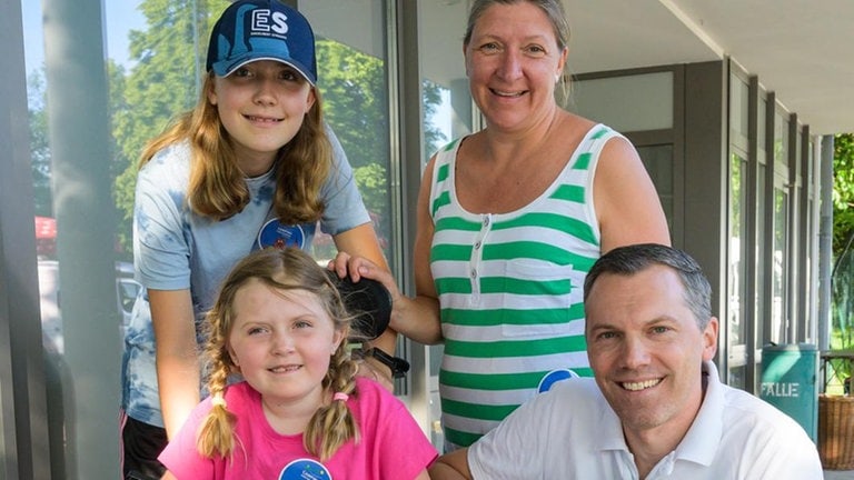 Familie Rieger mit ihren beiden Töchtern