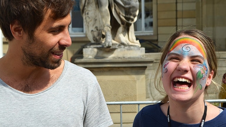 Max Giesinger und lachendes Mädchen auf dem Sommerfestival 2017 in Stuttgart.