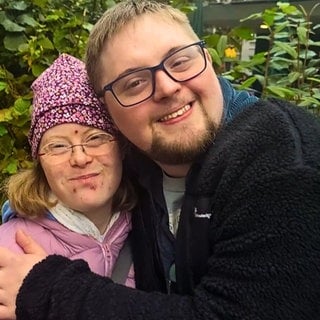 Rosalie und ihr Freund Jannis halten sich verliebt in den Armen