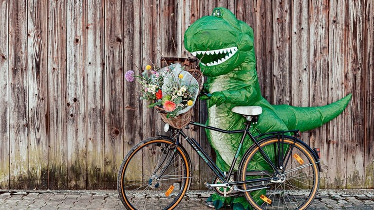 Dino fährt Blumen mit Fahrrad aus (Foto: Blickfang Eventdesign)