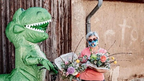Dino überbringt Blumen (Foto: Blickfang Eventdesign) Dino überbringt Blumen