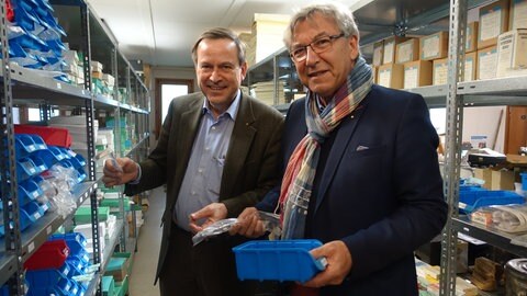 Zwei Herren in Lagerhalle (Foto: Herzenssache) Zwei Herren in Lagerhalle