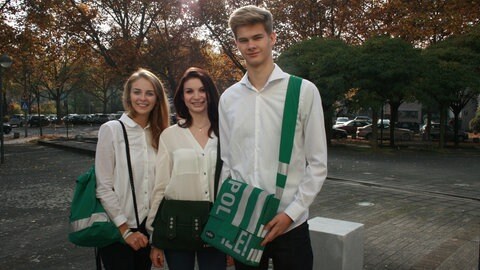 Taschen aus Polizeiuniformen genäht (Foto: Herzenssache)