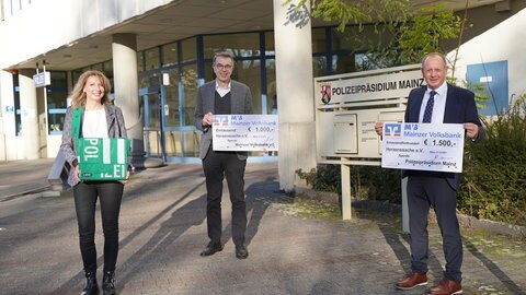 Foto: Herzenssache Taschen aus alten Polizeiuniformen genäht (Foto: Herzenssache)