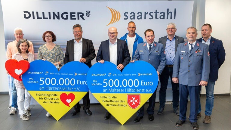 Foto: Stahl-Holding Saar Dr. Karl-Ulrich Köhler und Joerg Disteldorf von der SHS übergeben die Spendenschecks (Foto: Stahl-Holding Saar)