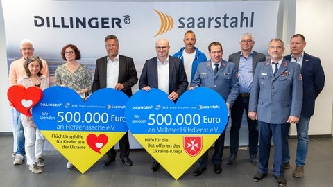 Foto: Stahl-Holding Saar Dr. Karl-Ulrich Köhler und Joerg Disteldorf von der SHS übergeben die Spendenschecks (Foto: Stahl-Holding Saar)