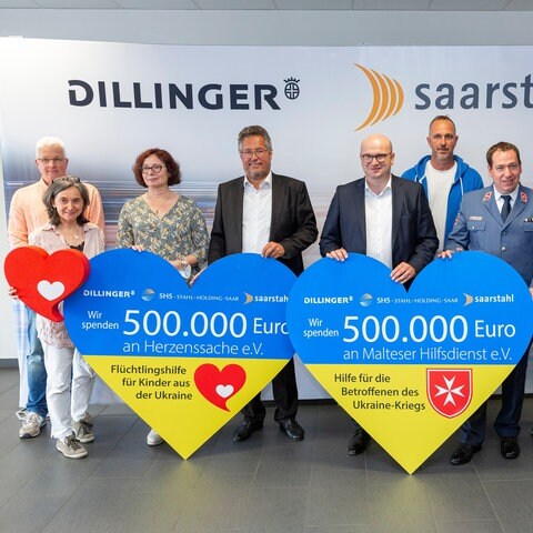 Dr. Karl-Ulrich Köhler und Joerg Disteldorf von der SHS übergeben die Spendenschecks (Foto: Stahl-Holding Saar)