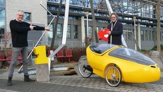 SWR1-Moderator zusammen mit Jörg Dreßel, der das Velomobil ersteigert hat