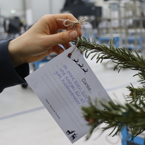 Hand mit Dankbarkeitskarte (Foto: Franke GmbH)