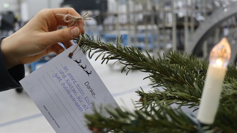 Foto: Franke GmbH Hand mit Dankbarkeitskarte (Foto: Franke GmbH)