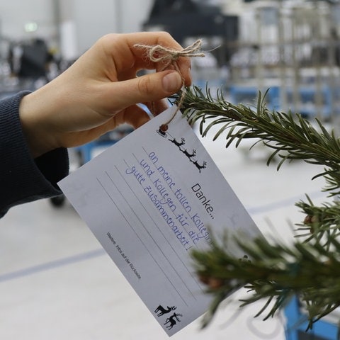 Hand mit Dankbarkeitskarte (Foto: Franke GmbH)