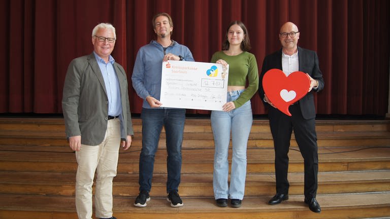 Scheckübergabe nach Spendenaktion zugunsten von Herzenssache (Foto: Albert-Schweitzer-Gymnasium, Dillingen)
