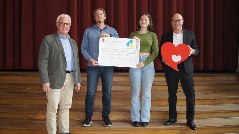 Foto: Albert-Schweitzer-Gymnasium, Dillingen Scheckübergabe nach Spendenaktion zugunsten von Herzenssache (Foto: Albert-Schweitzer-Gymnasium, Dillingen)