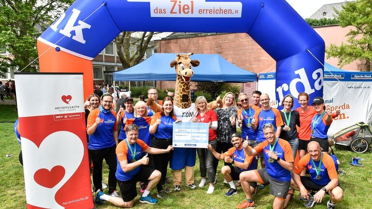 Foto: Peter Pulkowski Scheckübergabe bei Gutenberg Marathon 2023 (Foto: Peter Pulkowski)