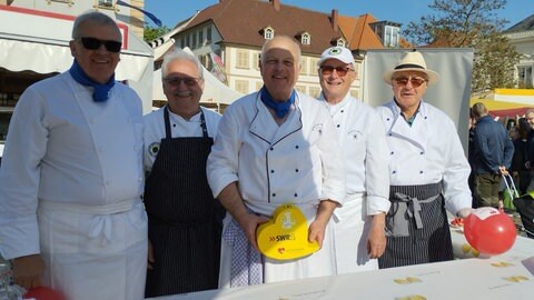 Foto: Club der Köche Südpfalz e.V. Vertreter vom Club der Köche Südpfalz e.V. auf dem Landauer Wochenmarkt (Foto: Club der Köche Südpfalz e.V.)