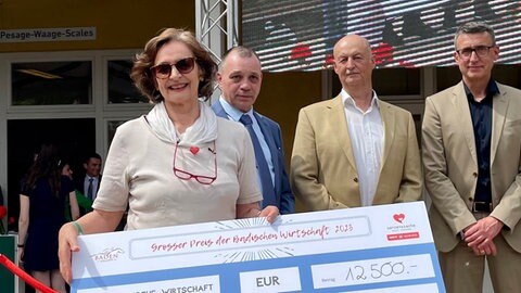 Foto: Herzenssache Monika Wasel mit Spendenscheck bei Badische Wirtschaft meets Herzenssache in Iffezheim (Foto: Herzenssache)