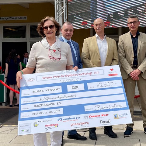 Monika Wasel mit Spendenscheck bei Badische Wirtschaft meets Herzenssache in Iffezheim (Foto: Herzenssache)