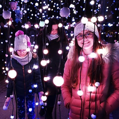 Kinder umgeben von Lichterketten (Foto: Herzenssache)
