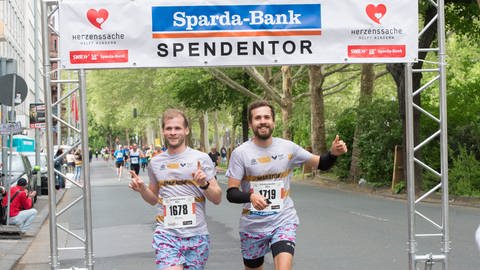 Läufer gehen durch das Spendentor der Spardabank Südwest (Foto: Petr Pulkowski)