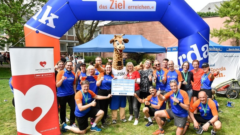 Scheckübergabe bei Gutenberg Marathon 2023 (Foto: Peter Pulkowski) Scheckübergabe bei Gutenberg Marathon 2023