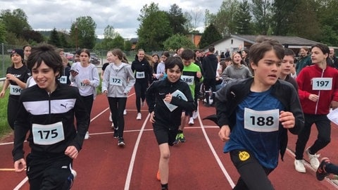 Kinder mit Nummerierung laufen auf einem Sportplatz (Foto: Andreas Elbe) Kinder mit Nummerierung laufen auf einem Sportplatz