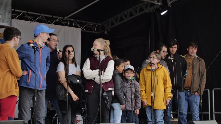 Jugendliche auf der Bühne beim Mainzer LebensLauf